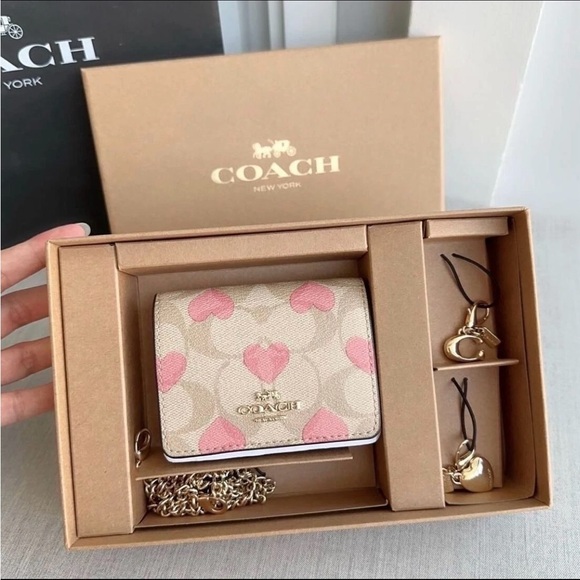 Coach Tan and Pink Heart Wallet with chain shoulder strap - Picture 4 of 7